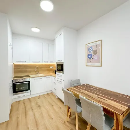 Simcity Viii L Center & Garage Parking 24 7 Self Check-in Appartamento Banská Bystrica